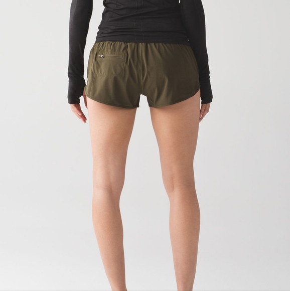 Lululemon Hotty Hot shorts size 8 in EUC - Picture 4 of 15